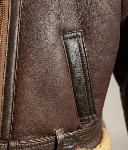 pockets with reinforced stitching details and grained leather 
