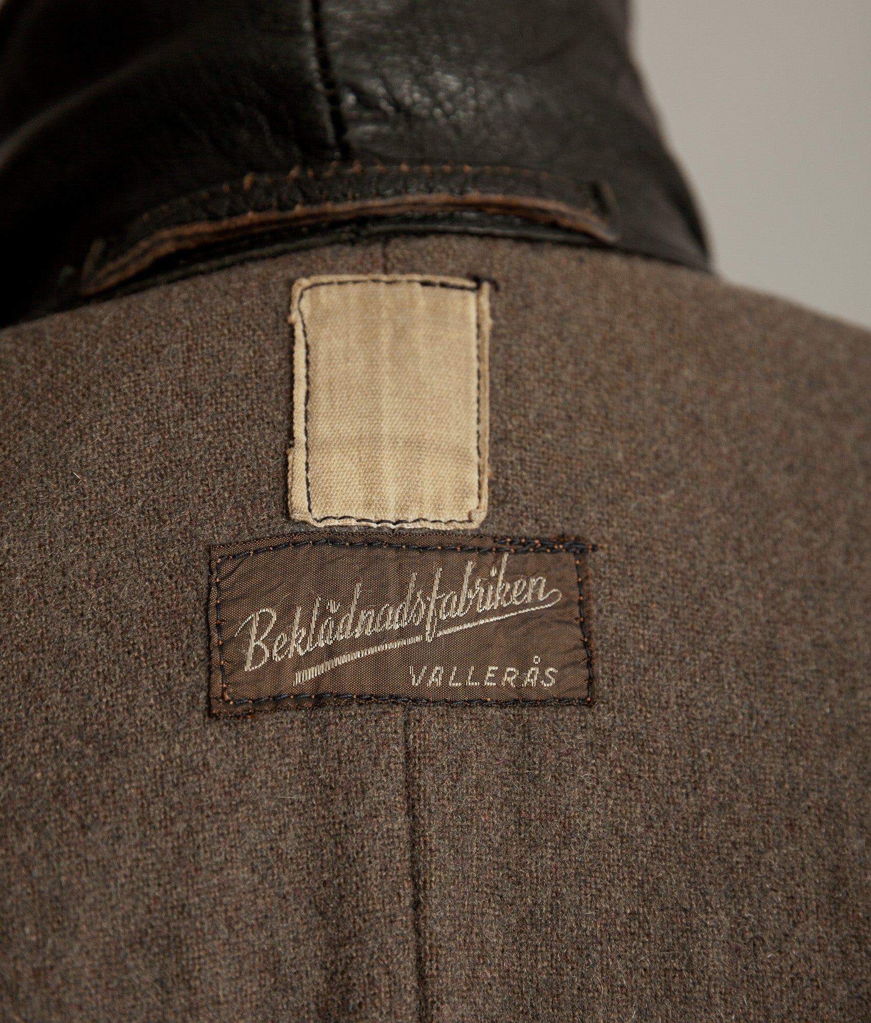 Bekladnadsfabriken Valleris label Swedish military Motorkavaj m1915